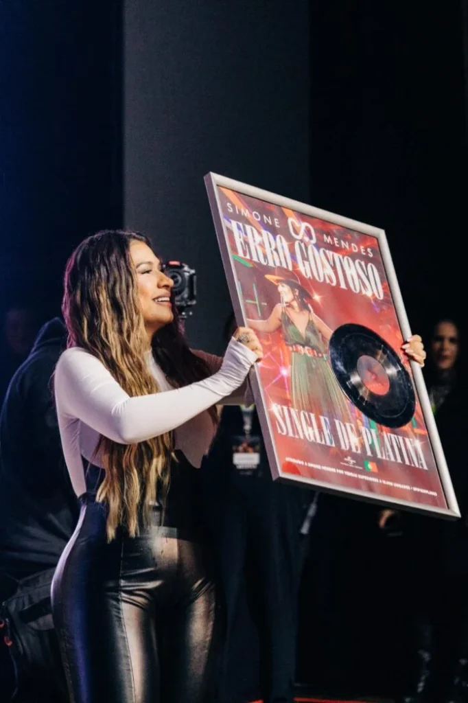 Simone Mendes conquista disco de platina em Portugal