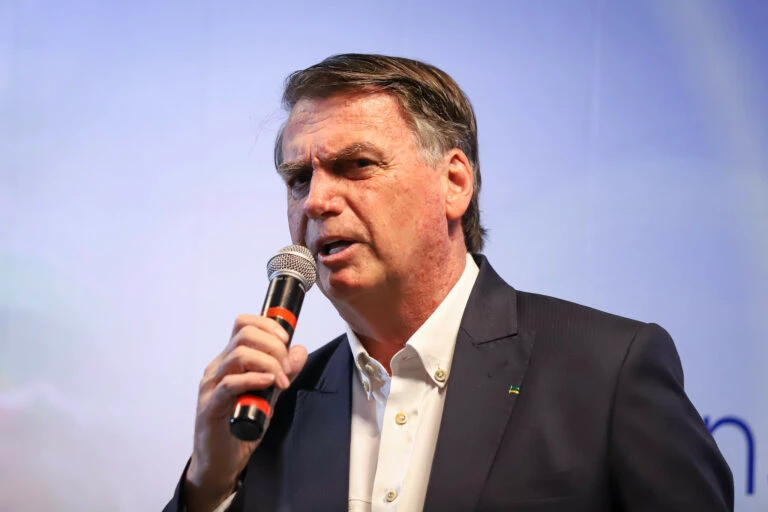 PF indicia Bolsonaro por suposta falsificação em cartão de vacina