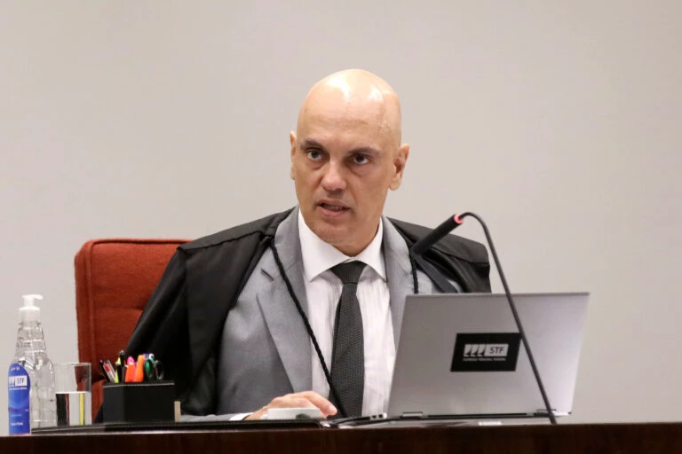 Moraes dá 48h para Bolsonaro explicar ida à embaixada húngara