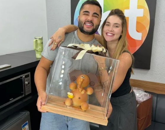 Virginia Fonseca surpreende Lucas Guedez ao presentear com elefante de chocolate