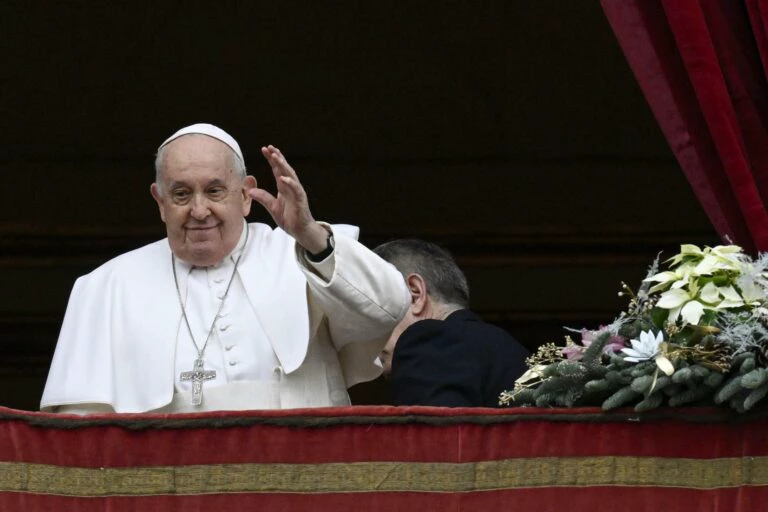 Papa Francisco lava os pés de 12 presidiárias em Roma