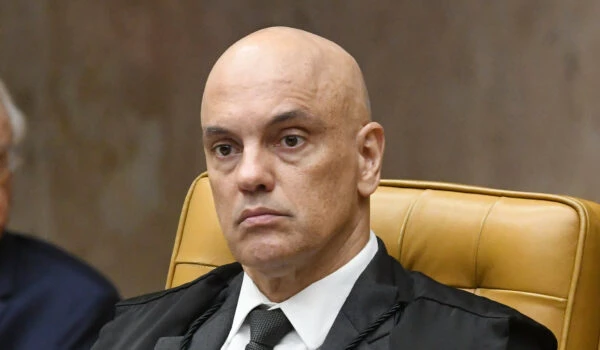 Moraes diz que X no Brasil tenta se ‘eximir’ de responsabilidades