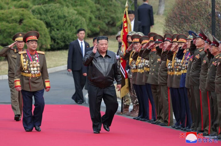 Kim Jong-un diz querer Coreia do Norte preparada “para a guerra”