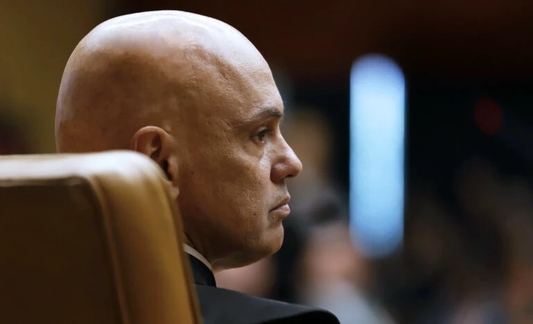 Moraes impõe sigilo à petição da AGU sobre suspender Twitter/X